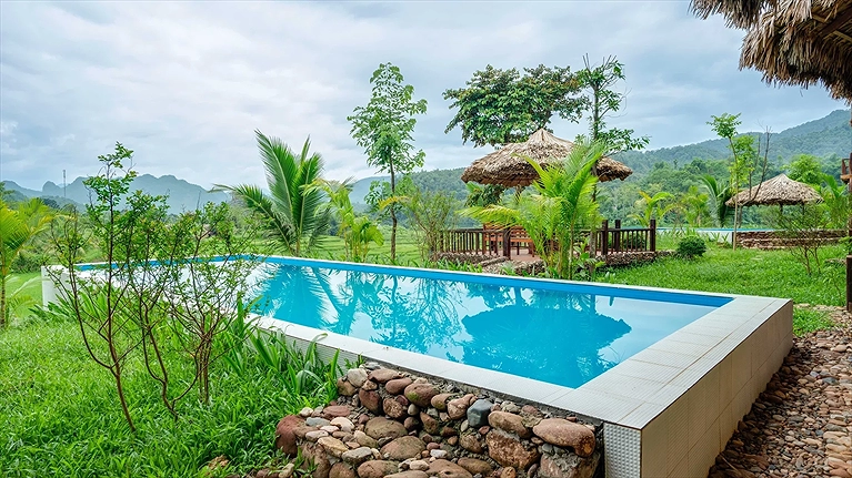 Hồ bơi ngoài trời