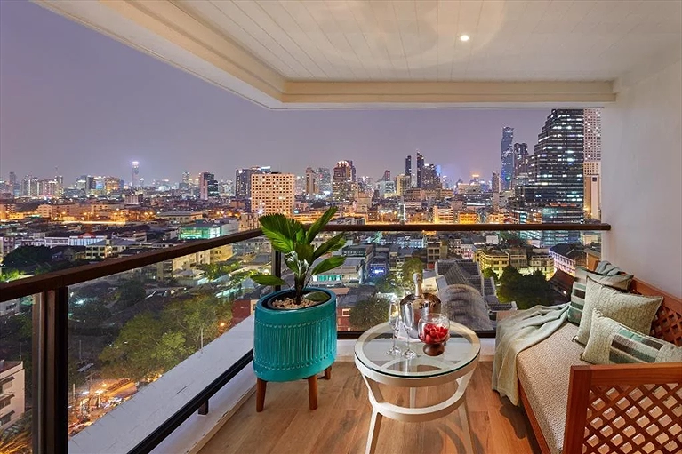 Ban công view toàn thành phố