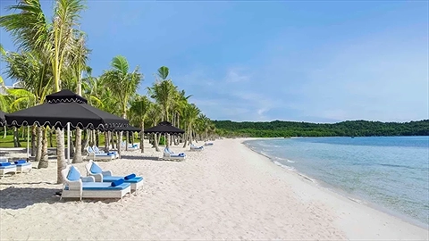 Biển bãi Khem với bờ cát trắng mịn