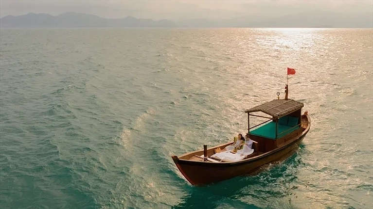 Dịch vụ có tính phí Romantic Cruise rất được các cặp đôi yêu thích khi đến với Six Senses Ninh Vân Bay