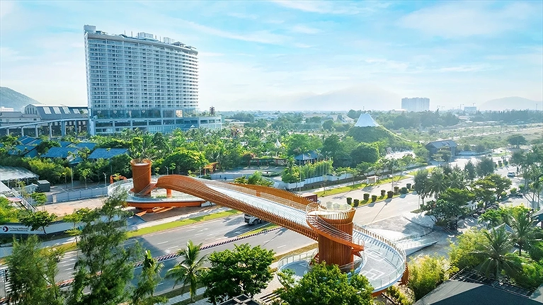 Cầu đi bộ qua biển hữu nghị Việt Nhật