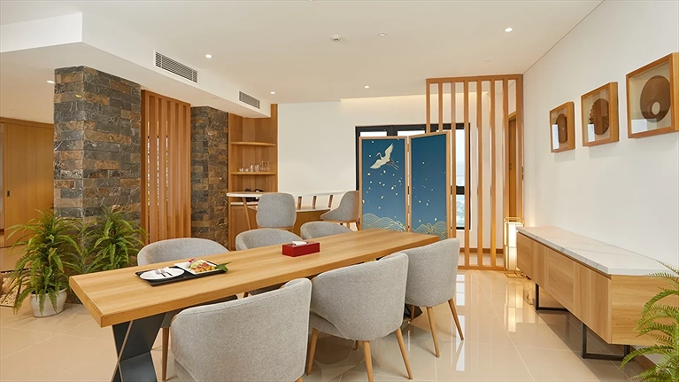 Presidential Suite - khu vực bàn ăn
