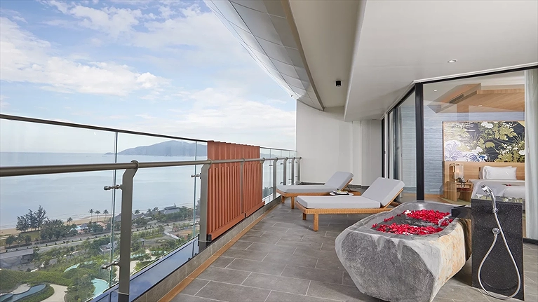 Presidential Suite - ban công với bồn tắm đá nguyên khối lộ thiên