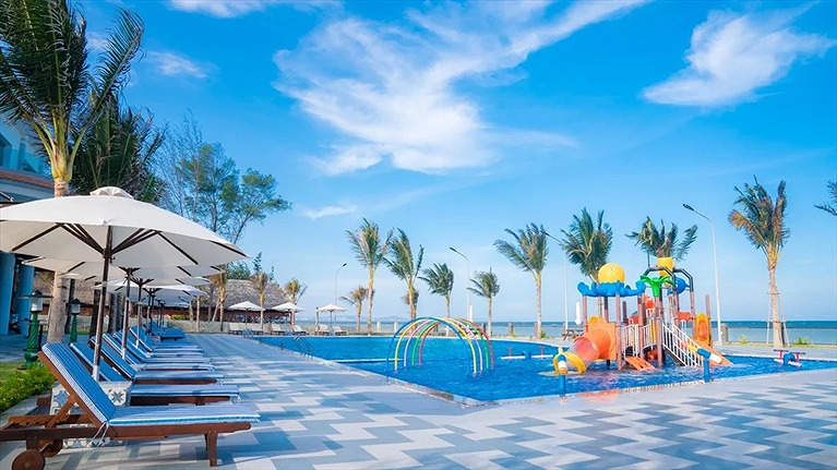 Hồ bơi ngoài trời