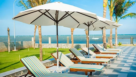 Khu vực ghế hồ bơi