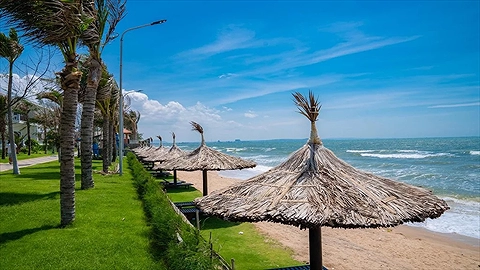 Bãi biển nằm ngay sát resort
