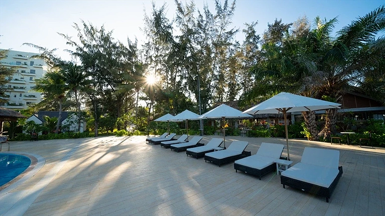 Ghế hồ bơi được trang bị đầy đủ