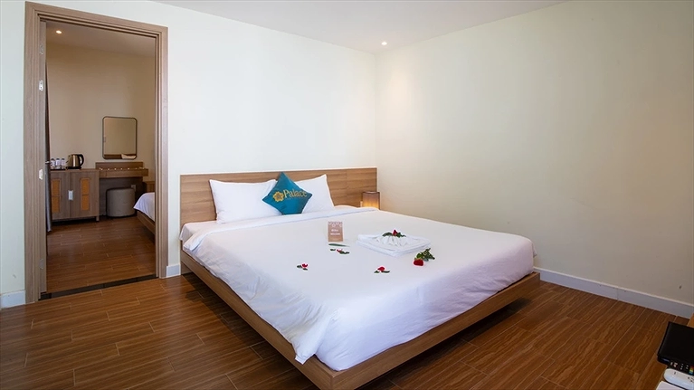 Deluxe Family Garden gồm 2 giường đôi có vách ngăn