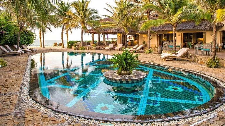 Khu vực hồ bơi ngoài trời