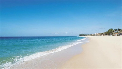 Bãi biển trước resort