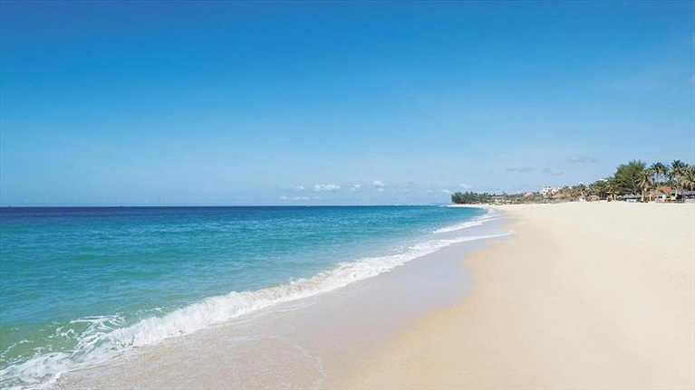 Bãi biển trước resort