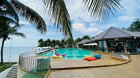 Hồ bơi ngoài trời