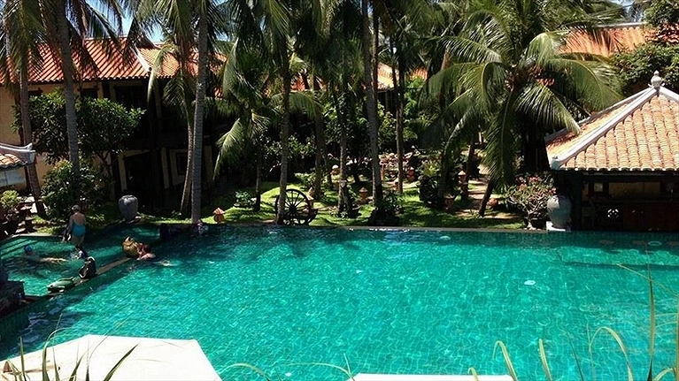 Hồ bơi ngoài trời