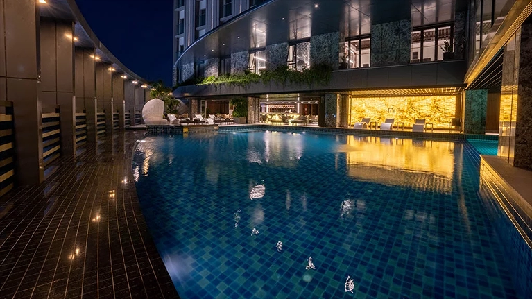 Hồ bơi ngoài trời