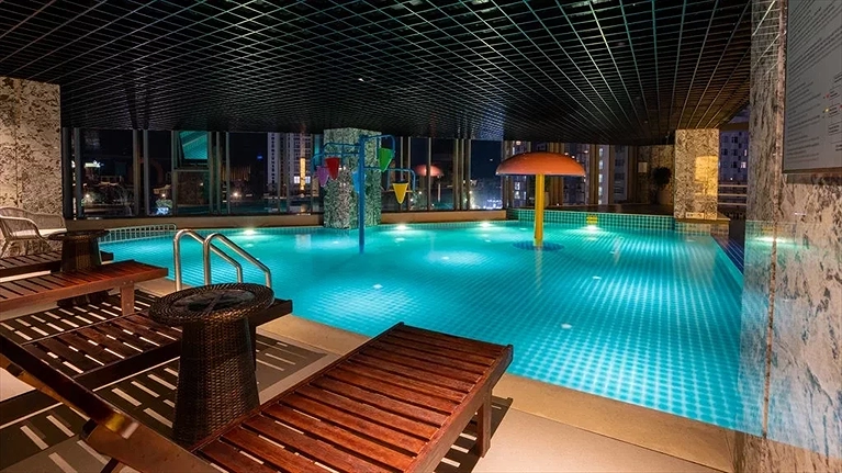 Hồ bơi ngoài trời