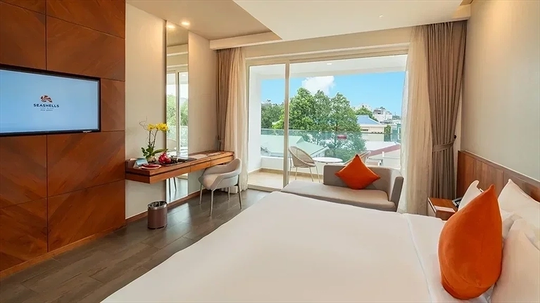 Classic City View King Bed