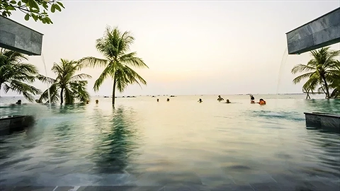 Hồ bơi ngoài trời