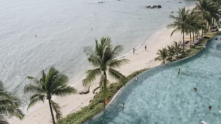 Hồ bơi ngoài trời