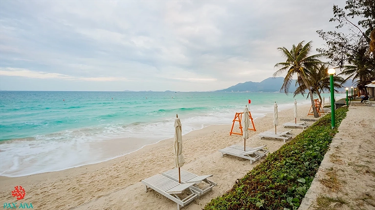 Khu vực bãi biển được trang bị ghế ngồi và dù