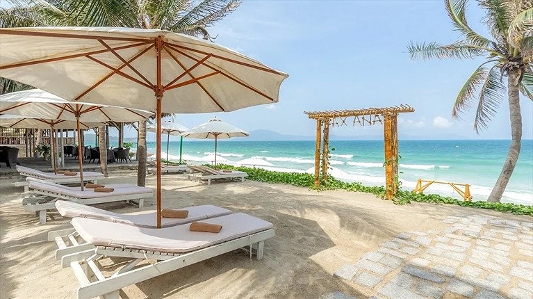 Khu vực bãi biển được trang bị ghế ngồi và dù