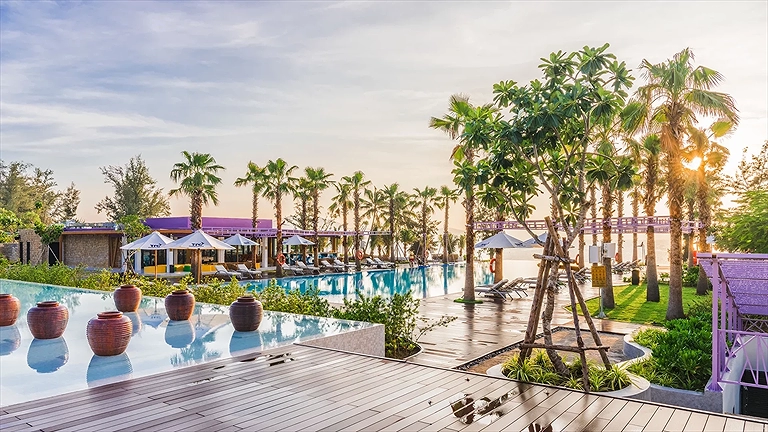 Khu vực hồ bơi chính