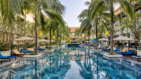 Khu vực hồ bơi ngoài trời của khu nghỉ