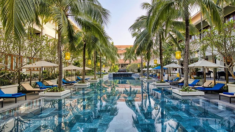 Khu vực hồ bơi ngoài trời của khu nghỉ