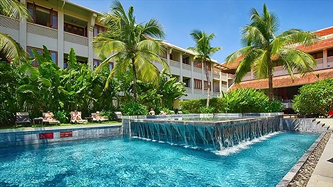 Khu vực hồ bơi ngoài trời của khu nghỉ