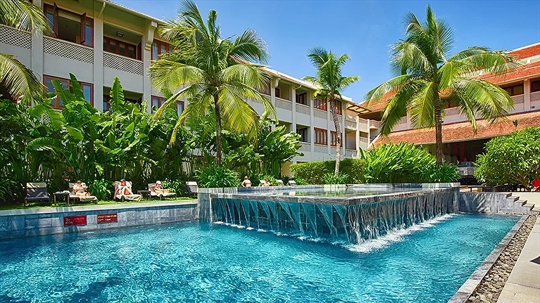 Khu vực hồ bơi ngoài trời của khu nghỉ