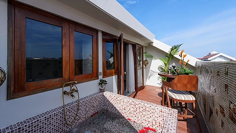 Rooftop Jacuzzi Suite