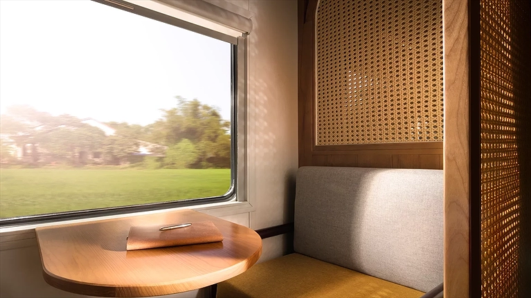 Nội thất bên trong tàu được thiết kế trang nhã, tạo cảm giác thoái mái