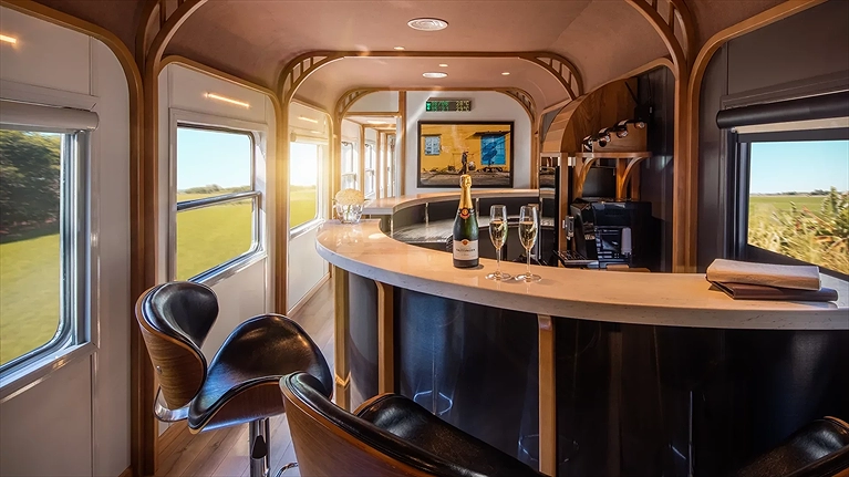 Nâng ly rượu vang hoặc thử những món đồ uống đặc trưng của Việt Nam