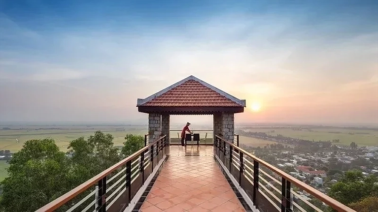 Hoàng hôn trên lầu vọng cảnh