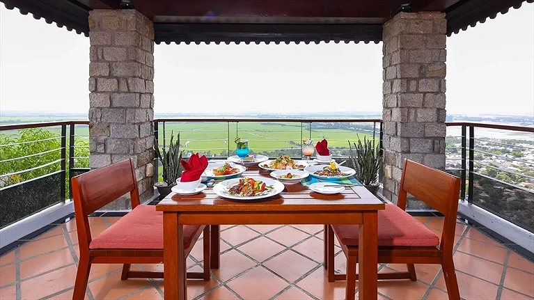 Bữa ăn trên lầu vọng cảnh