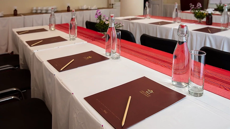 Đồ dùng tại khu vực phòng họp 