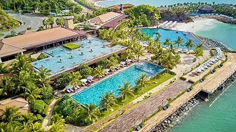 Khu nghỉ gồm một bể bơi nước mặn tự nhiên rộng 2.500m2, 2 hồ bơi nước ngọt rộng 600m2 và 700m2