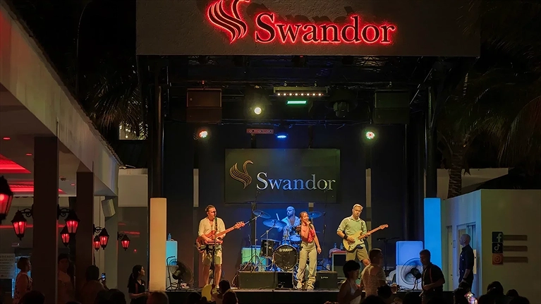 Hoạt động biểu diễn hàng đêm