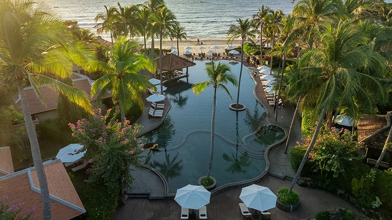 Hồ bơi ngoài trời