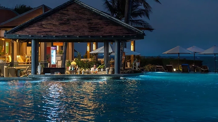 Quầy bar cạnh hồ bơi