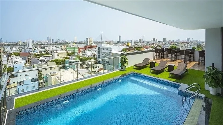 Hồ bơi ngoài trời