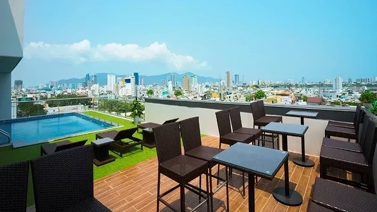 Hồ bơi ngoài trời