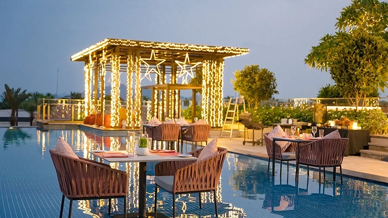 Lazy Bar bên bể bơi