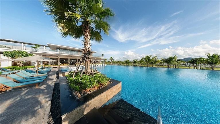 Bể bơi ngoài trời thoáng mát