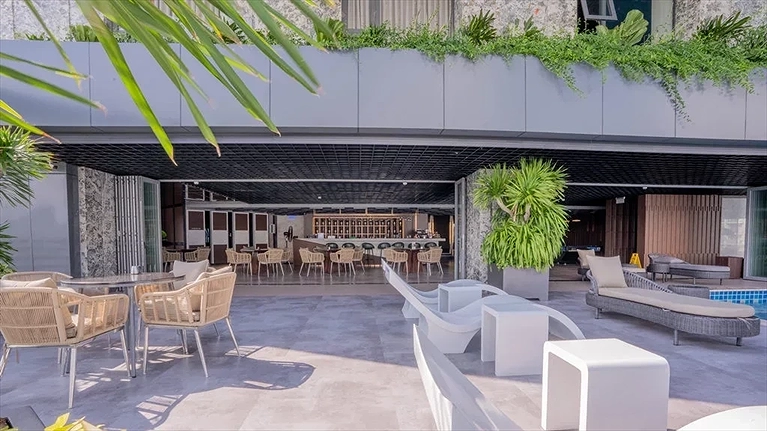 Quầy bar cạnh bể bơi