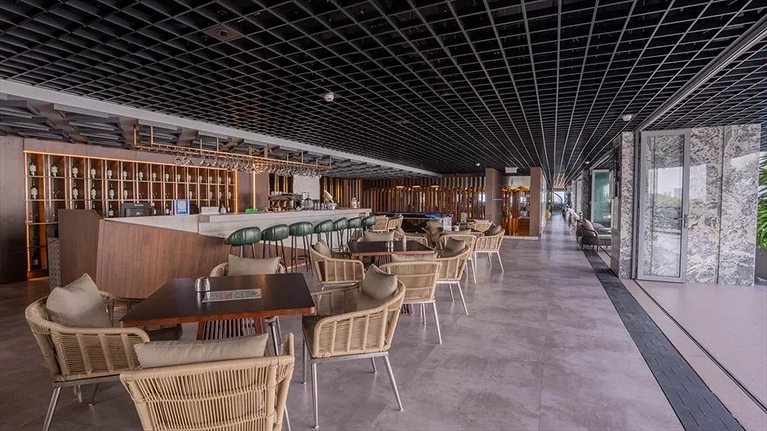 Quầy bar cạnh bể bơi