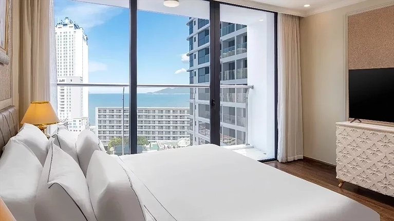 Tất cả phòng đều trang bị 3 loại gối với độ mềm khác nhau (gối lông vũ,ruột mềm& gối ruột cứng) đem lại sự thoải mái 