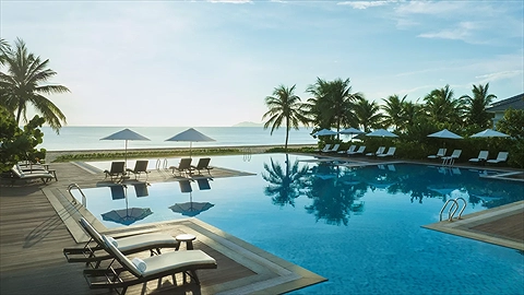 Không gian hồ bơi xanh mát, thư giãn thoải mái