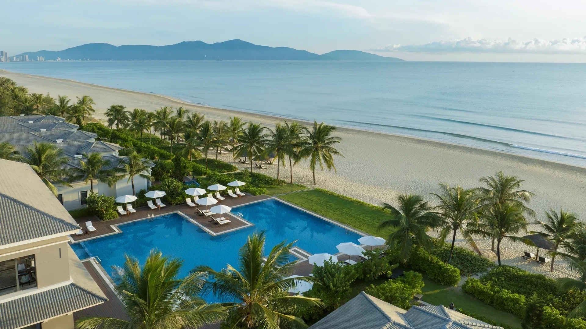 Nằm bên bãi biển thơ mộng, hồ bơi hướng ra biển