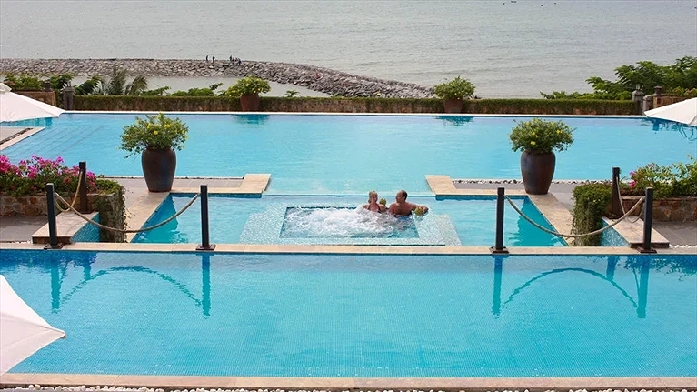 Hồ bơi ngoài trời