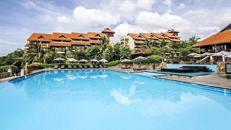 Hồ bơi ngoài trời